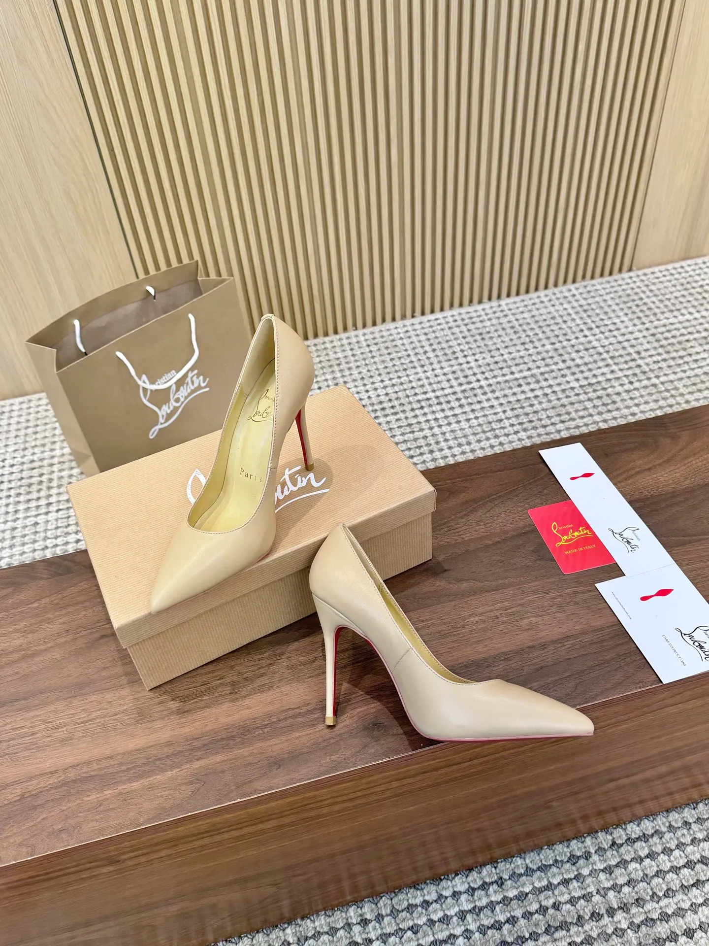 👟👟Ex-factory price 440👟👟 Genuine leather sole +40 Year-round shipment💝Christian Louboutin CL👠 Classic "Matte💎Cow Leather💎Series" noble and luxurious, real blingbling👟👟 Real materials, all customized by the pattern maker, and the materials are made of original customized materials to achieve the taste of the original 6 color options 💍 Upper: Imported 👉 cowhide 💪 Lining: Sheepskin foot pad/lining Size: 34-40.41.42 Heel height: 10.5cm and 8.5cm two options Leather sole Rubber sole